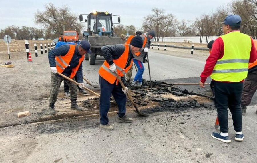Үштөбе қаласында жол жөндеушілер темір жол рельсін асфальттап тастаған