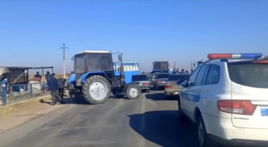 «Басқа шара қалмады»: Түркістан облысында мақта бағасына наразы шаруалар жолды жауып тастады