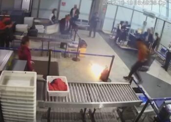 Алматы әуежайында жолаушы сөмкесіндегі зарядтау құрылғысы атылды