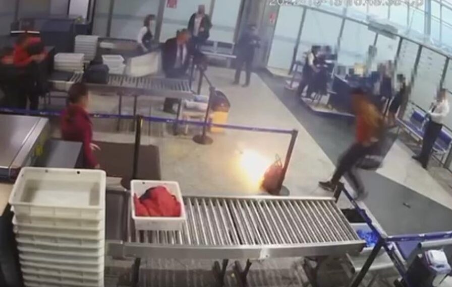 Алматы әуежайында жолаушы сөмкесіндегі зарядтау құрылғысы атылды