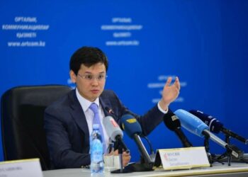 «Менде де солай»: Министр Қазақстанда соңғы кездері не себепті интернет нашар екенін айтты