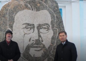 Қарқаралы тұрғыны ұлт ұстазының бейнесін тасқа қашап салды