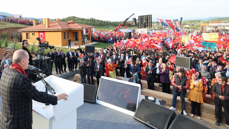 Түркияда жер сілкінісінен зардап шеккендерге үй беріле бастады